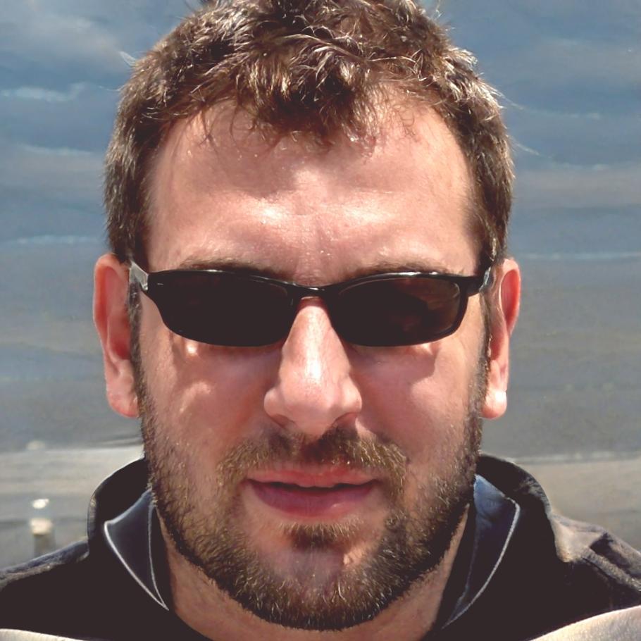 Retrato profesional de Esteban Quirós